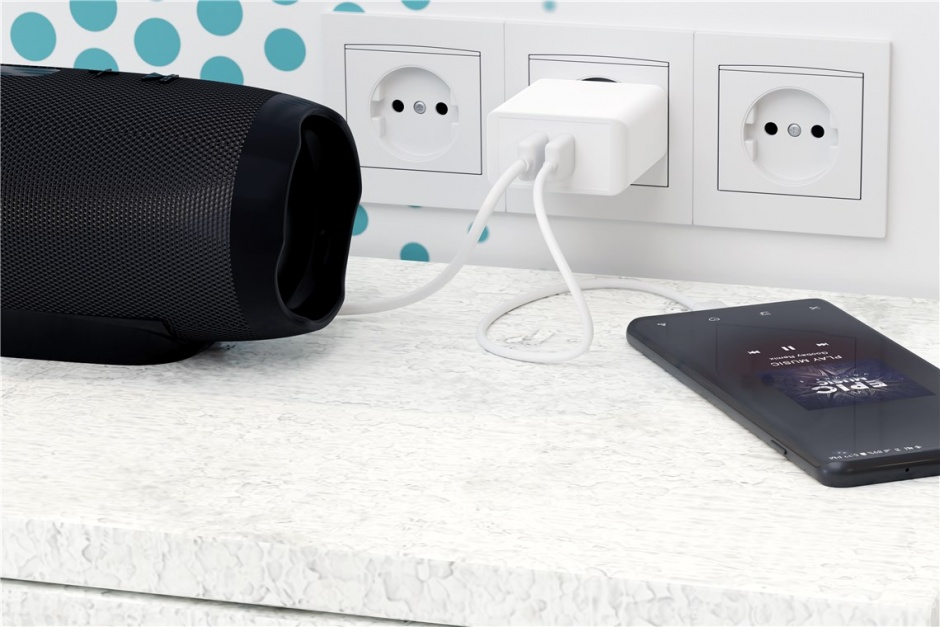 Imagine Incarcator priza 2 x USB Quick Charge 3.0 2A/28W Alb, Goobay 44957