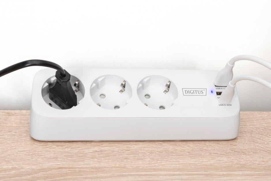 Imagine Prelungitor cu 3 x Schuko + 2 x USB-A + 1 x USB-C cu montare birou Alb 1.5m, Digitus DA-70626